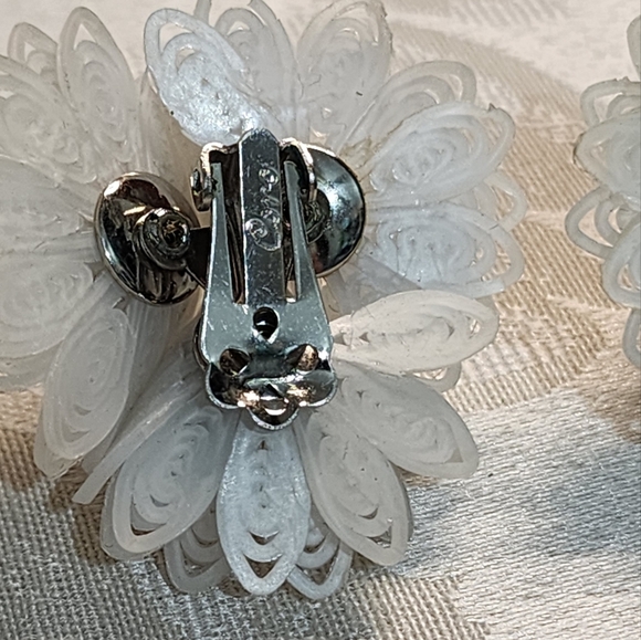 CORO Vintage 50's Rare Silver Plated 3D Flower Clip On Earrings - Picture 15 of 16